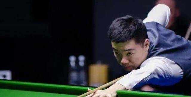 她不断通过 她不断通过